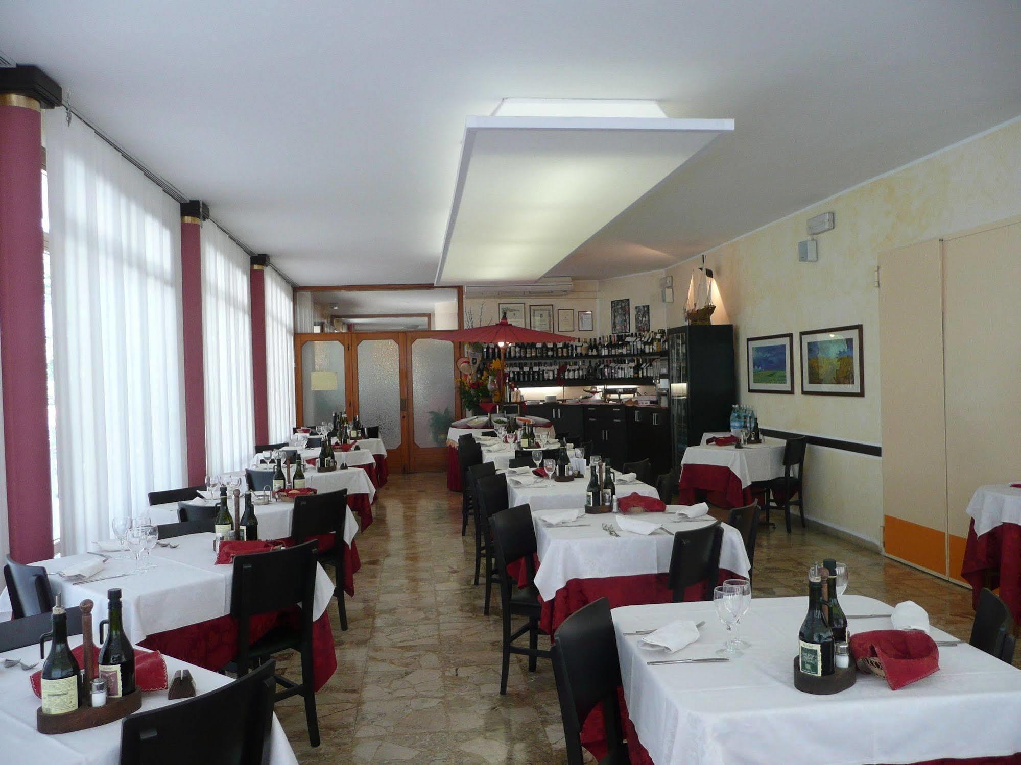 Hotel Azzorre Лідо-ді-Єзоло Екстер'єр фото